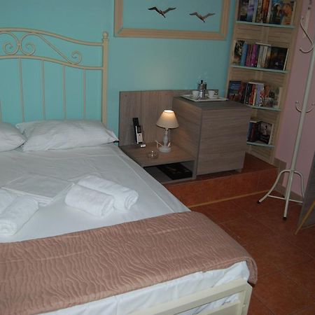 Luxury Traditional Room The Small Bookstore Kastro-Kyllini Exterior foto